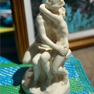 Stunning Kissing Resin Sculpture - Embrace Art Piece
